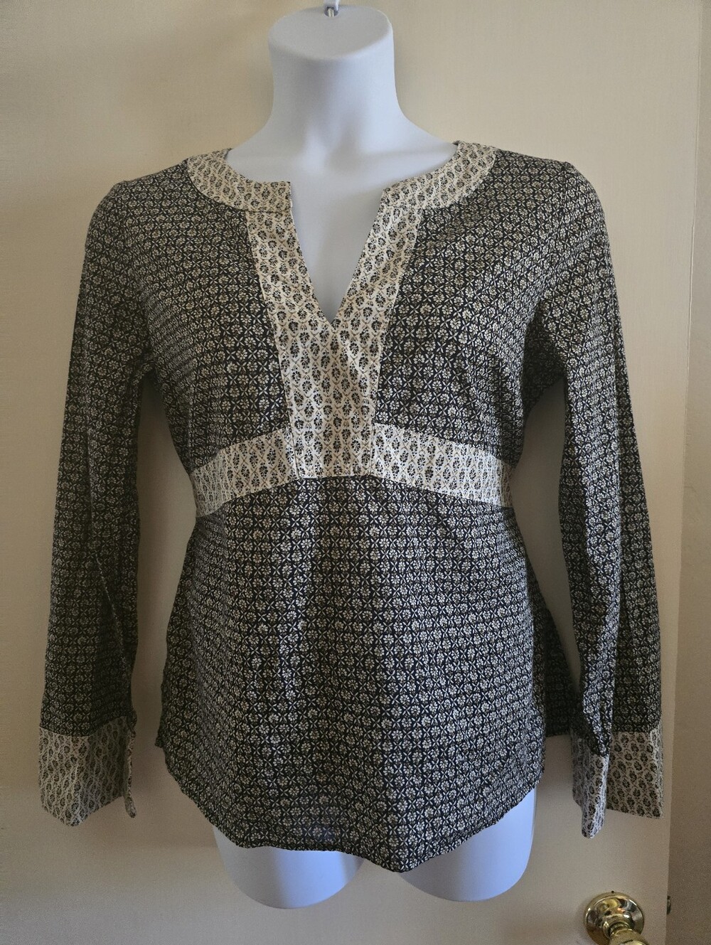 INC International Concepts Black and Cream Printed V-Neck Blouse, Size 14